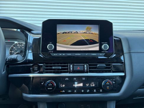 Used 2025 Nissan Pathfinder SV FWD image 17