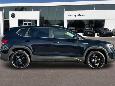 Used 2023 Volkswagen Taos SE w/ Panoramic Sunroof Package image 3