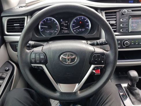 Used 2017 Toyota Highlander LE AWD/4WD image 17