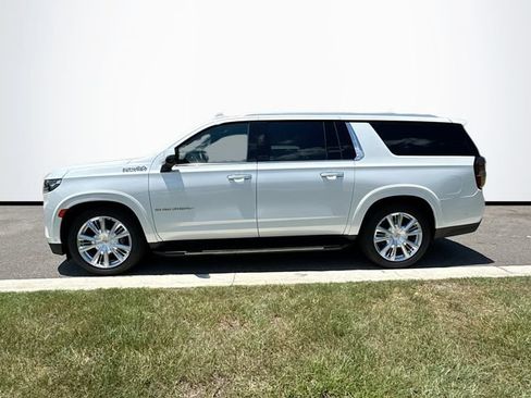 Used 2024 Chevrolet Suburban High Country w/ Advanced Technology Package AWD/4WD image 3