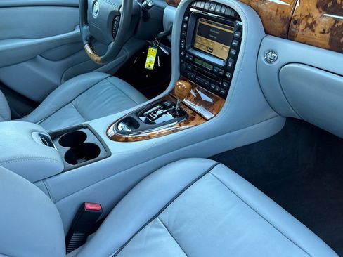 Used 2008 Jaguar XJ8 image 16