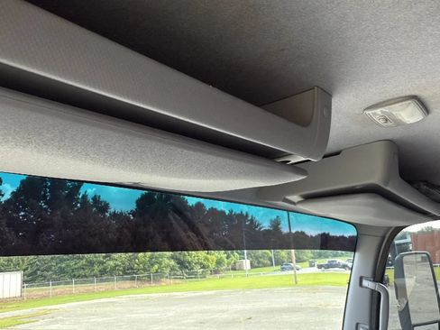 Used 2018 Isuzu NPR RWD image 21