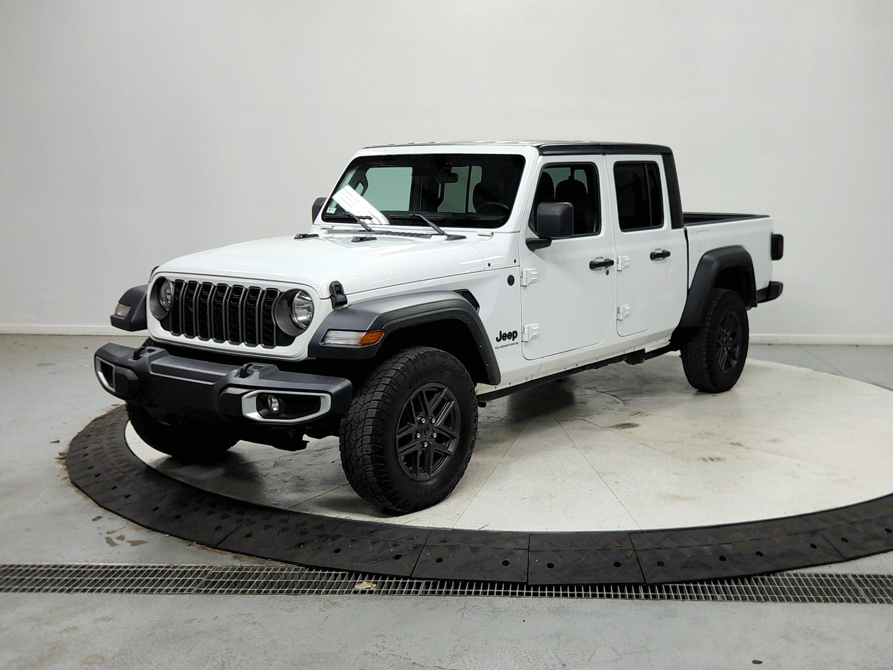 Used 2025 Jeep Gladiator Sport AWD/4WD image 4