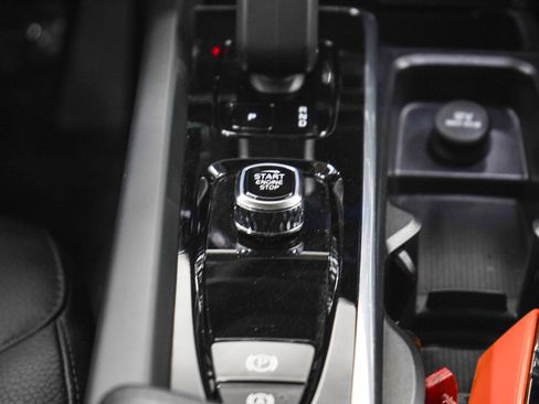 Used 2025 Volvo XC60 B5 Plus AWD/4WD image 22