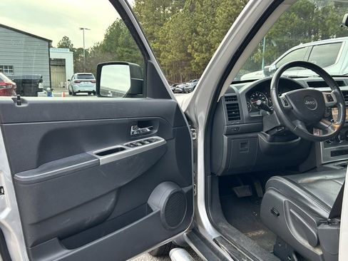 Used 2010 Jeep Liberty Limited w/ Chrome Accents Group image 7