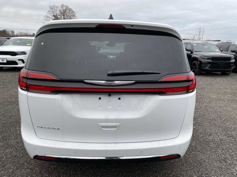 New 2026 Chrysler Pacifica Select image 4