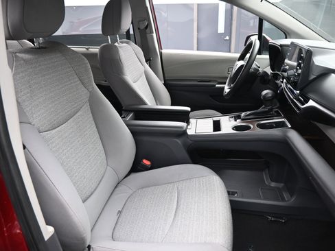 Used 2021 Toyota Sienna LE image 16