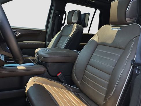 Used 2025 GMC Yukon Denali Ultimate AWD/4WD image 7