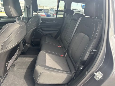 Used 2023 Jeep Grand Cherokee Laredo w/ Luxury Tech Group I AWD/4WD image 6