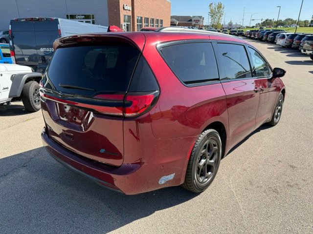 Used 2021 Chrysler Pacifica Limited w/ Uconnect Theater Family Group FWD image 12