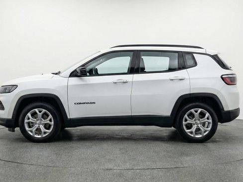 Used 2025 Jeep Compass Latitude AWD/4WD image 5