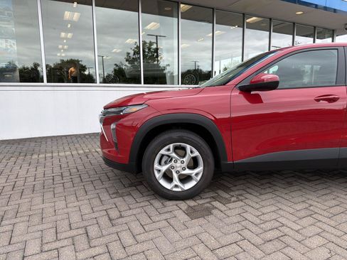 Used 2026 Chevrolet Trax LS w/ LS Convenience Package FWD image 9