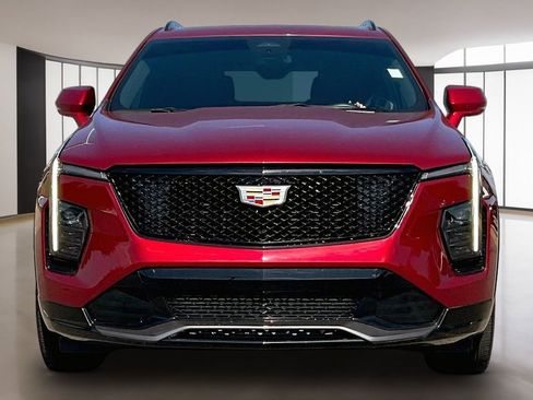 Used 2024 Cadillac XT4 Sport FWD image 3