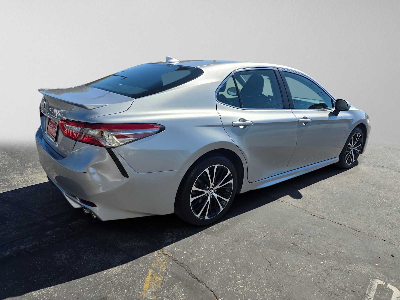 Used 2019 Toyota Camry SE FWD image 3