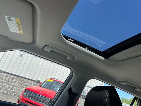 Used 2025 Hyundai Venue SEL FWD image 2