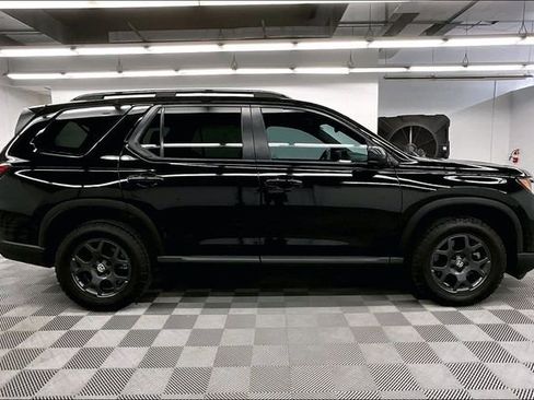 Used 2025 Honda Pilot TrailSport image 14