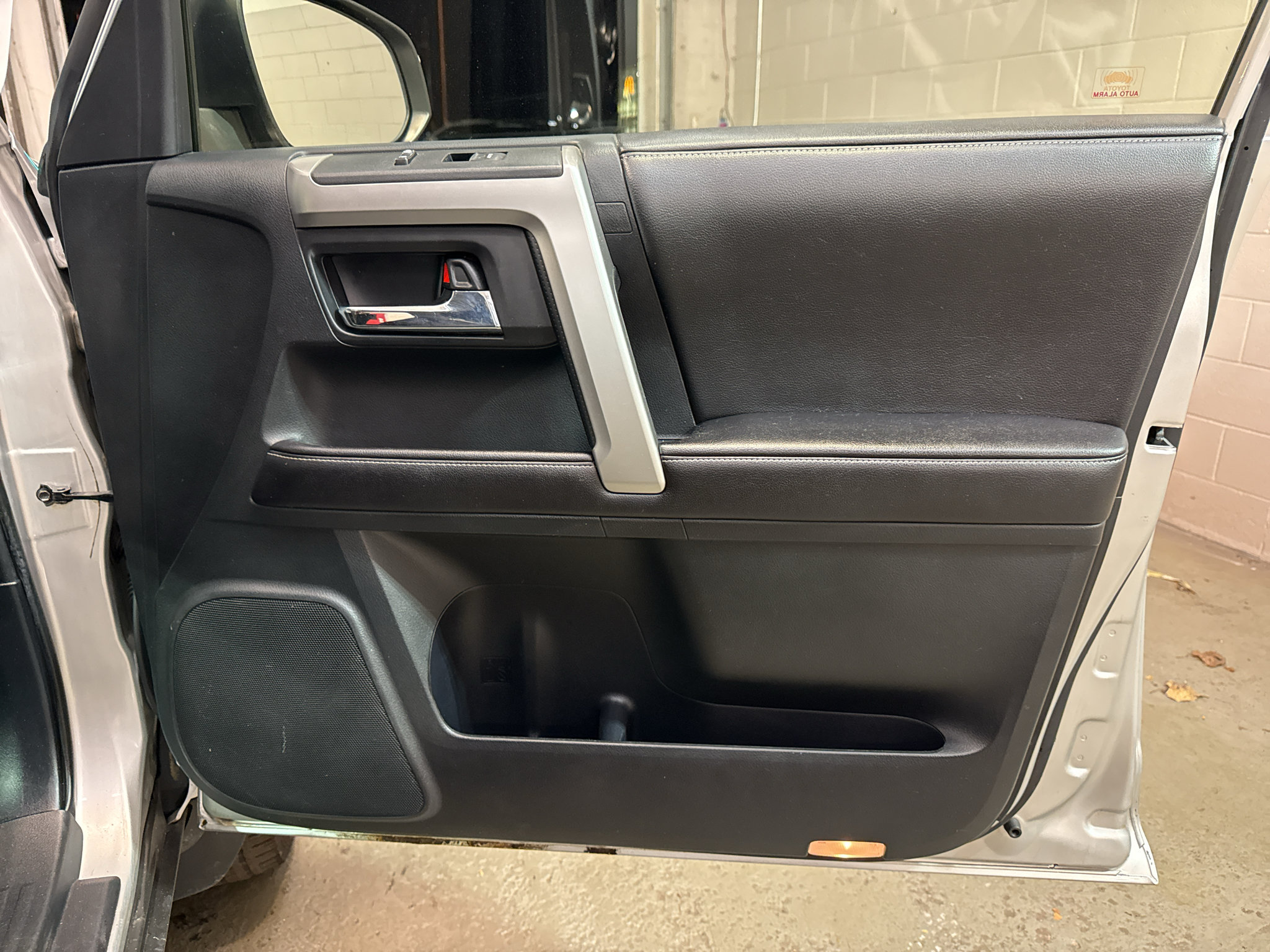 Used 2015 Toyota 4Runner SR5 AWD/4WD image 23