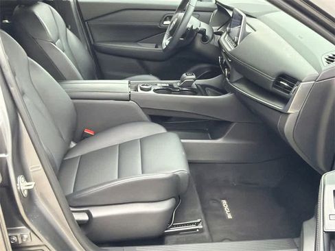 Used 2024 Nissan Rogue SV w/ SV Premium Package image 12