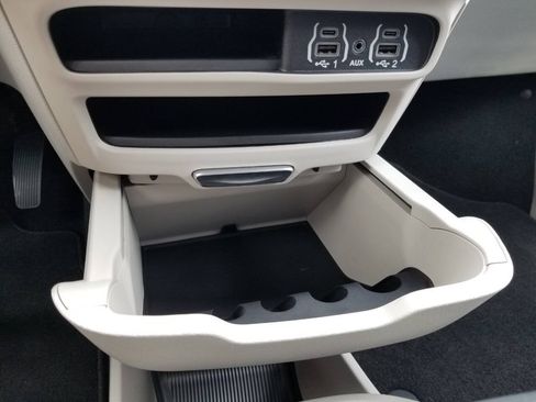 Used 2023 Chrysler Pacifica Touring-L AWD/4WD image 28