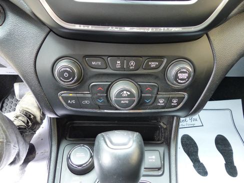 Used 2020 Jeep Cherokee Latitude Plus w/ Comfort/Convenience Group AWD/4WD image 29