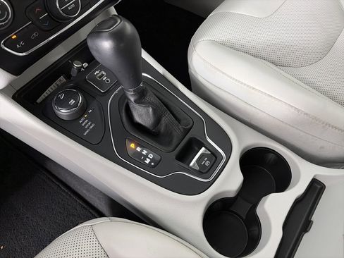 Used 2021 Jeep Cherokee Latitude Lux w/ Comfort/Convenience Group image 22