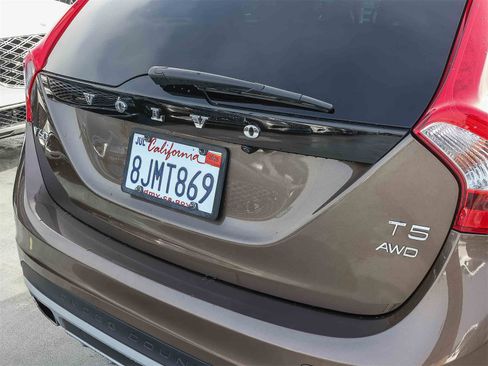 Used 2018 Volvo V60 T5 Cross Country image 7