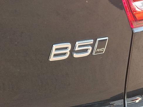 Certified 2025 Volvo XC40 B5 Core image 31