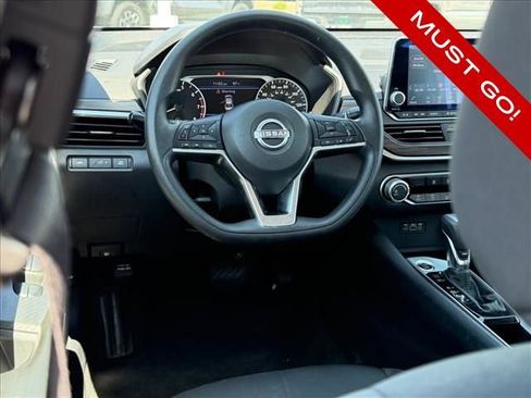 Used 2024 Nissan Altima 2.5 SV FWD image 8