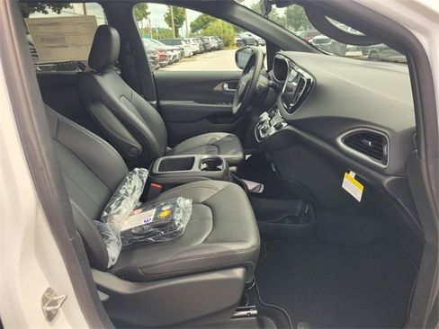 New 2026 Chrysler Voyager LX image 13