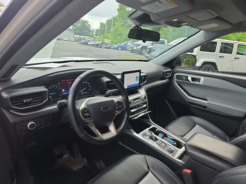 Used 2022 Ford Explorer XLT w/ XLT Sport Appearance Package AWD/4WD image 12