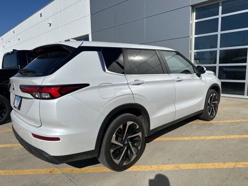 Used 2022 Mitsubishi Outlander ES image 3