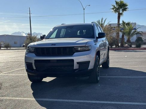 Used 2024 Jeep Grand Cherokee L Laredo image 2