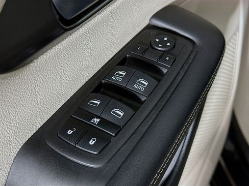Used 2023 Chrysler Pacifica Touring-L FWD image 20