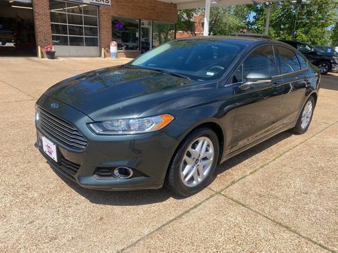 Used 2015 Ford Fusion SE FWD image 1