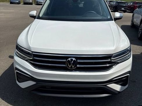 Used 2023 Volkswagen Tiguan SE w/ Panoramic Sunroof Package FWD image 7