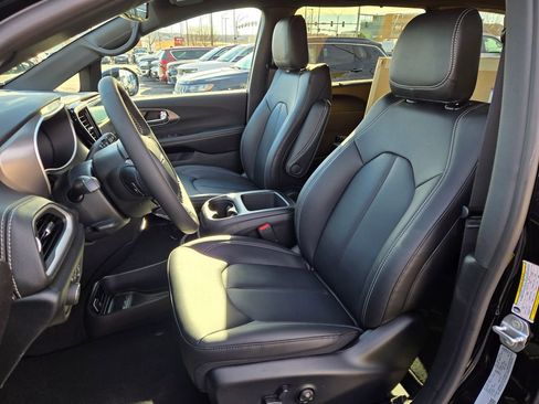 New 2026 Chrysler Pacifica Select AWD/4WD image 13