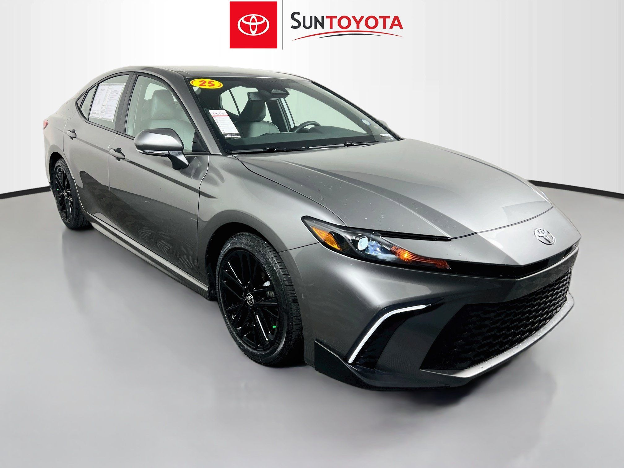 Used 2025 Toyota Camry SE FWD image 1