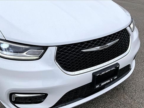 Used 2024 Chrysler Pacifica Limited w/ Uconnect Theater Family Group image 32