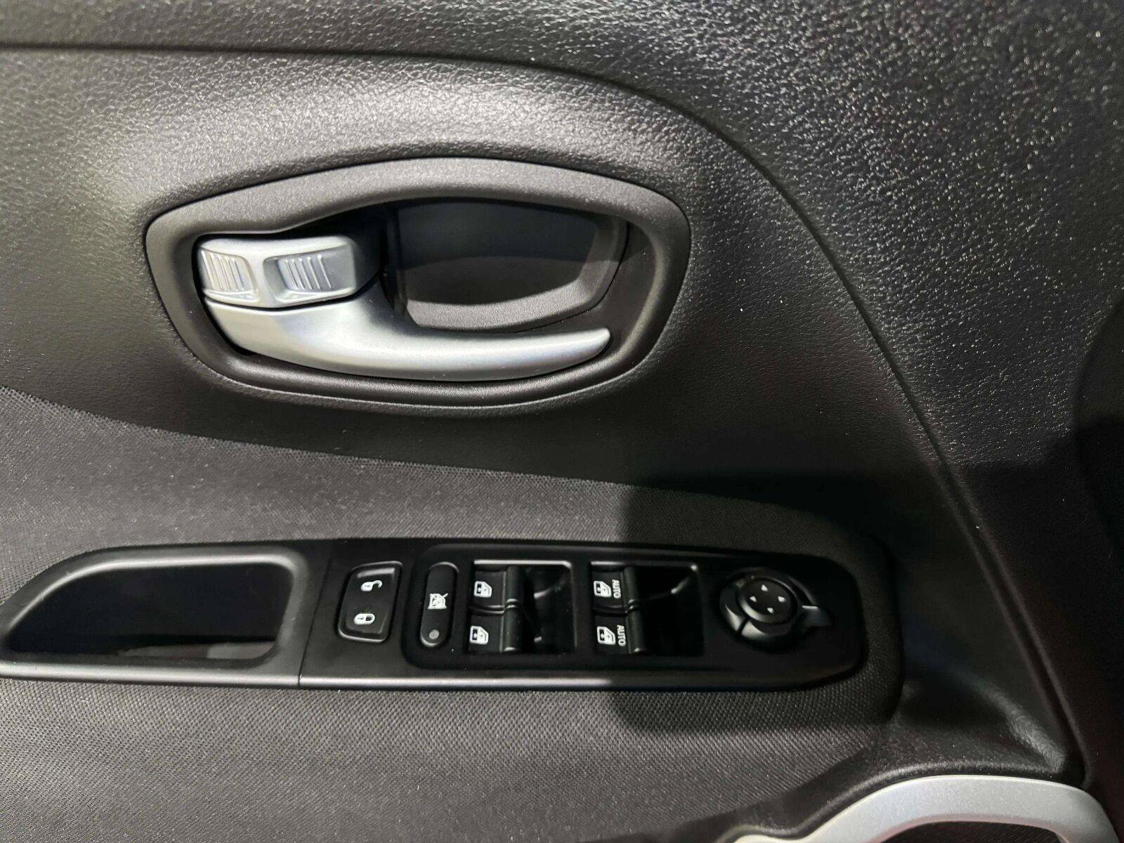 Used 2020 Jeep Renegade Latitude AWD/4WD image 22
