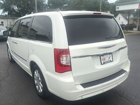Used 2011 Chrysler Town & Country Touring-L w/ Entertainment Group #2 FWD image 7