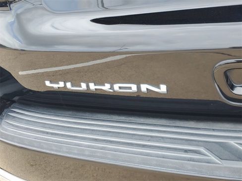 Used 2021 GMC Yukon SLT w/ SLT Luxury Plus Package image 5