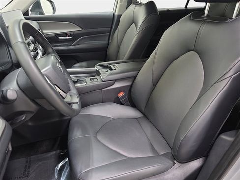 Used 2025 Toyota Grand Highlander AWD image 12