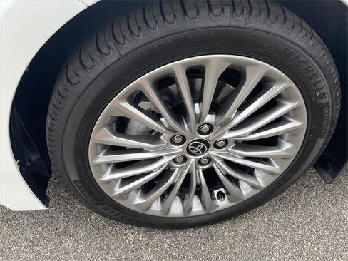 Used 2022 Toyota Avalon Limited image 6