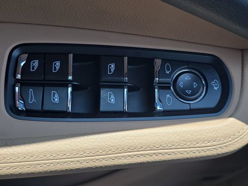 Certified 2025 Porsche Macan AWD/4WD image 9