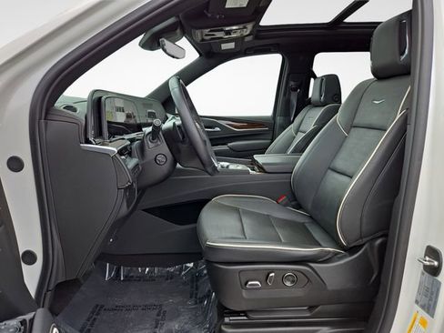 Used 2024 Cadillac Escalade Premium Luxury AWD/4WD image 17
