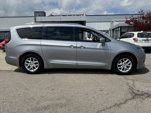Used 2020 Chrysler Pacifica Touring-L FWD image 8