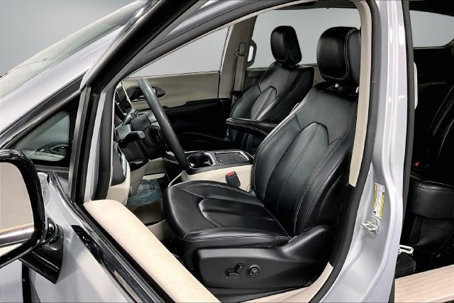 Used 2024 Chrysler Pacifica Touring-L FWD image 18
