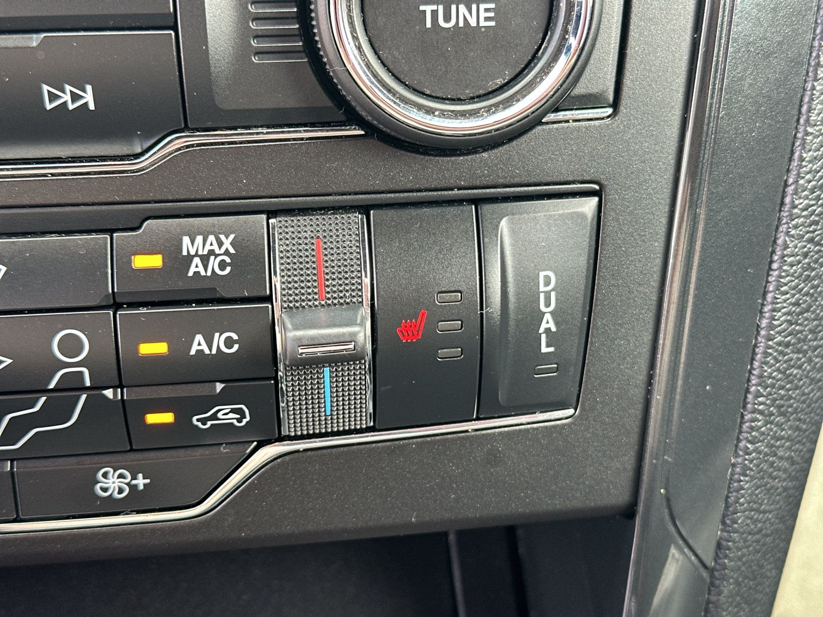 Used 2018 Ford Explorer XLT w/ Equipment Group 202A AWD/4WD image 25