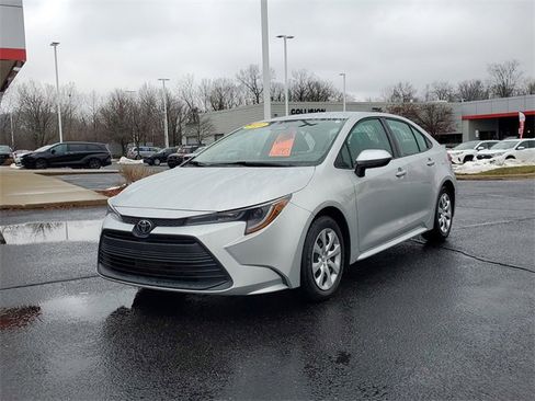 Used 2024 Toyota Corolla LE image 2