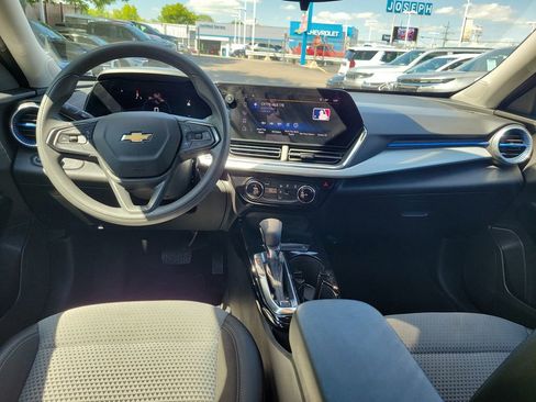 Used 2025 Chevrolet Trax LT FWD image 11